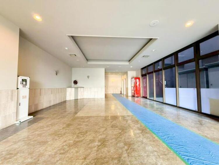 その他 【ロビー】エントランスを潜ると清潔感あるロビーが広がります。 