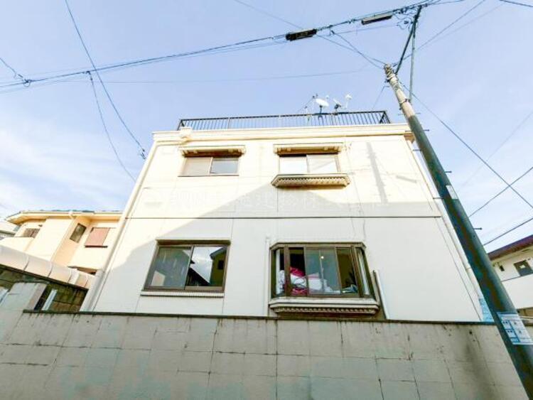 外観 光が差し込む外観で、毎日の生活がもっと楽しく感じられます☆ 生活が豊かに感じられる瞬間です。 