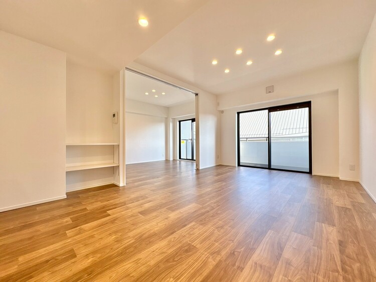 居間 忙しく過ぎゆく日常を置き去るほど、ゆったりした時間が流れるリビング。