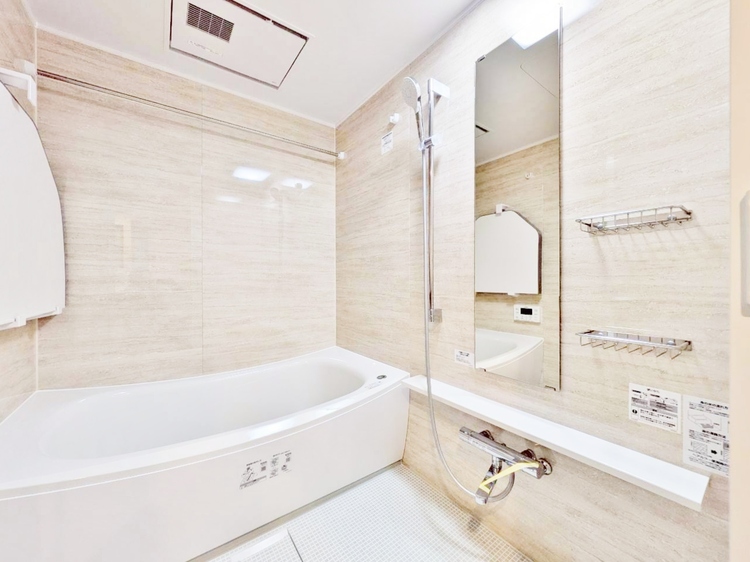 風呂 一日の疲れを癒すバスルームは、心地よいリラックスを叶える清潔感溢れる空間です。