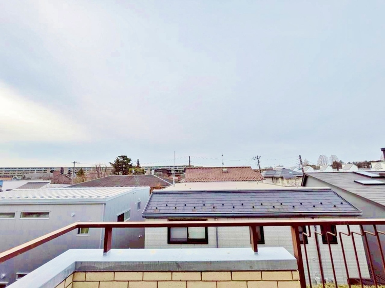 バルコニー 窓を開けると広がる青空。心をリフレッシュして日々を過ごしていきましょう。