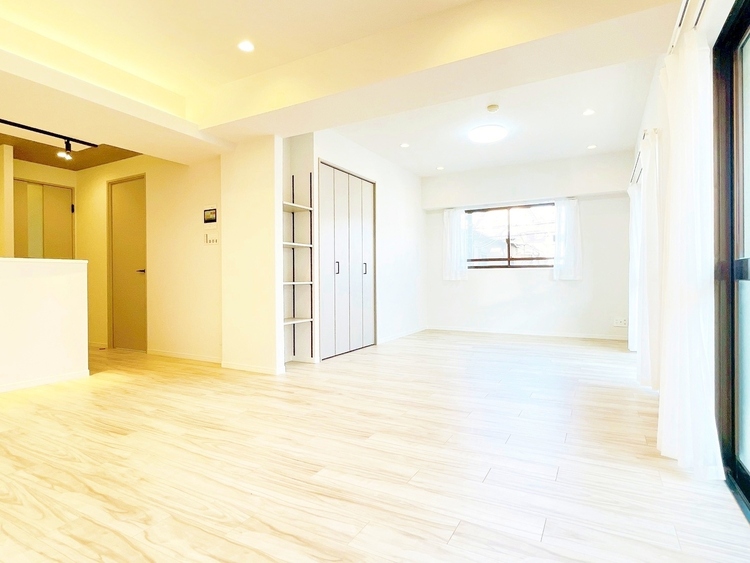 居間 居心地の良い空気感は、暮らしのステージを彩り、心からのやすらぎと満足感を与えてくれます。