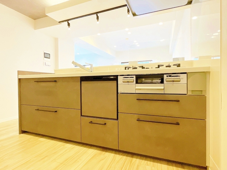 キッチン スマートな意匠と充実の機能を備えたキッチンが、暮らしにおいしい彩りを添えます。