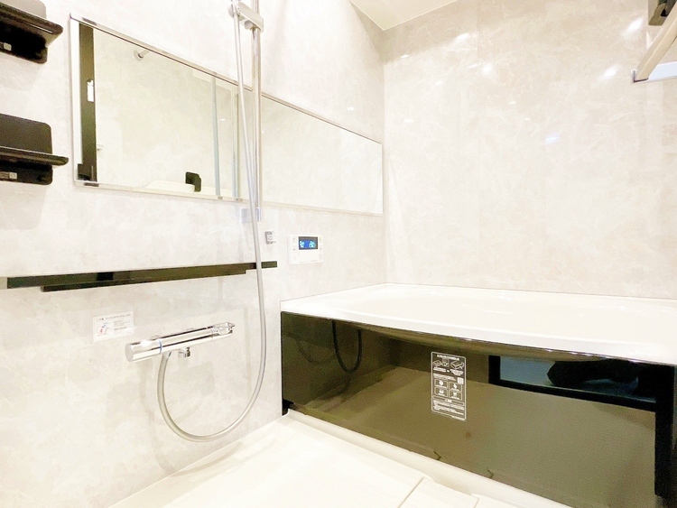 風呂 一日の疲れを癒すバスルームは、心地よいリラックスを叶える清潔感溢れる空間です。