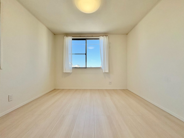 寝室 ベッドも十分に設置するスペースがあります。