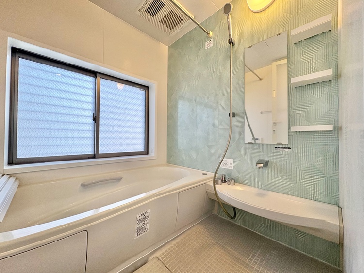 風呂 一日の疲れを癒すバスルームは、心地よいリラックスを叶える清潔感溢れる空間です。