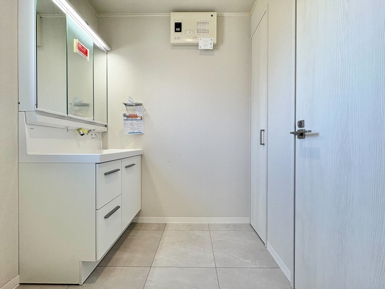 洗面 清潔感と心地よさを重視した、上質感漂うパウダールーム。