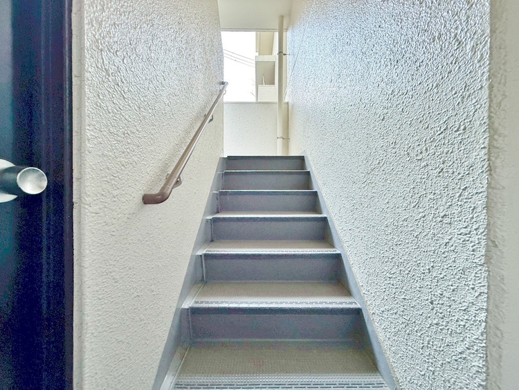その他 落ち着いた雰囲気の階段。手すりも常設しているので、ゆったりお使いになれます。