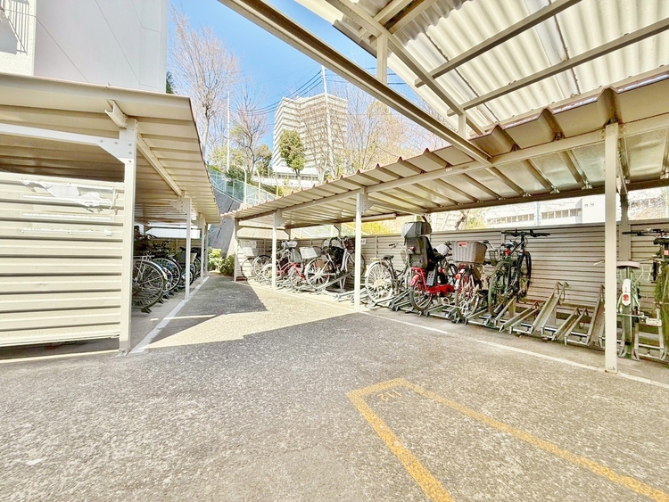 設備 きちんと整備された駐輪場。住む方の心遣いが感じられます。