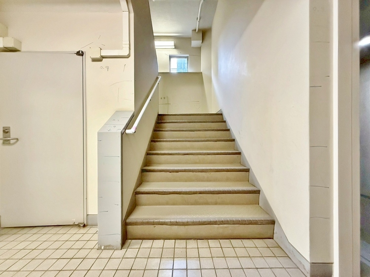 その他 落ち着いた雰囲気の階段。手すりも常設しているので、ゆったりお使いになれます。