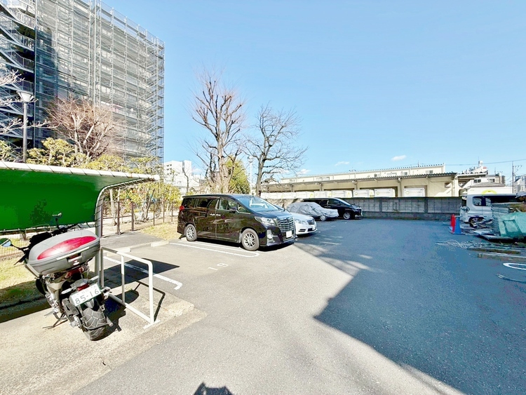 駐車場 本物件の駐車スペースです。車種制限のある場合もございますので、お気軽にお問い合わせくださいませ。