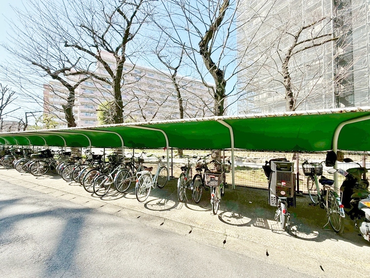 設備 きちんと整備された駐輪場。住む方の心遣いが感じられます。