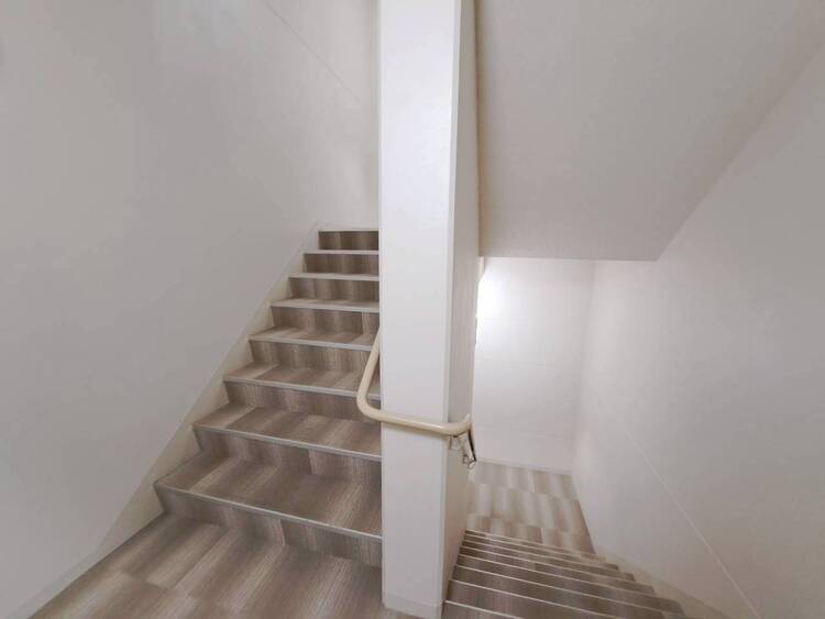 その他 共用部の階段です。明るく清潔に管理されています。