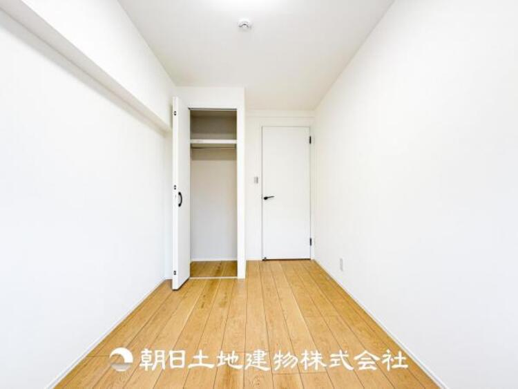 内装 【居室】趣味・感性で個性的に飾って頂けるようシンプルに仕上げてあります。