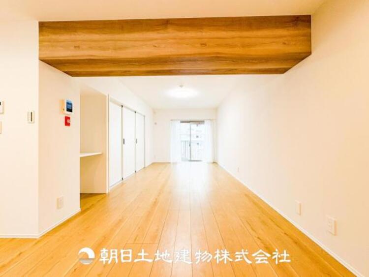 居間 【リビング】大切なご家族、招いた友人と過ごすひと時を溢れる光が優しく包み込む空間。