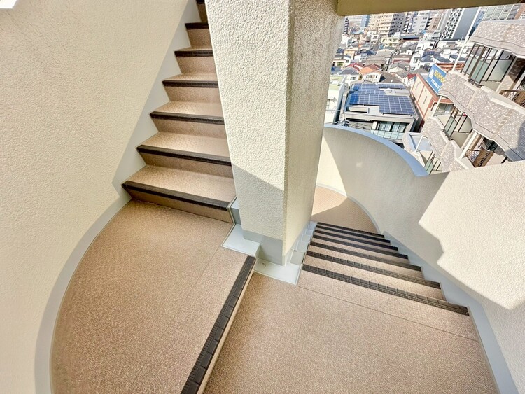 その他 共用部の階段です。明るく清潔に管理されています。