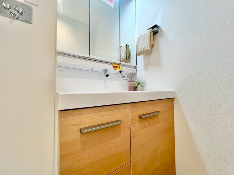 その他 清潔感を感じられる洗面化粧台。