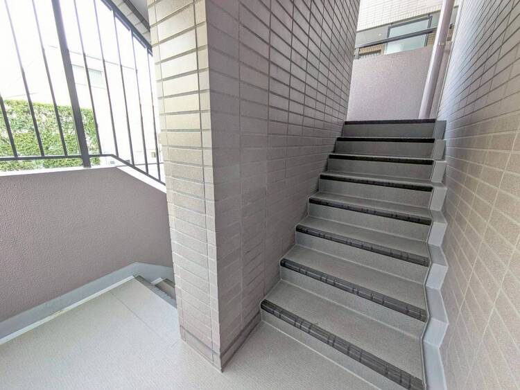 その他 共用部の階段です。明るく清潔に管理されています。