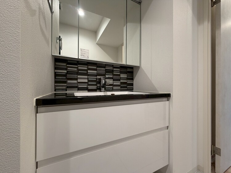 その他 清潔感を感じられる洗面化粧台。