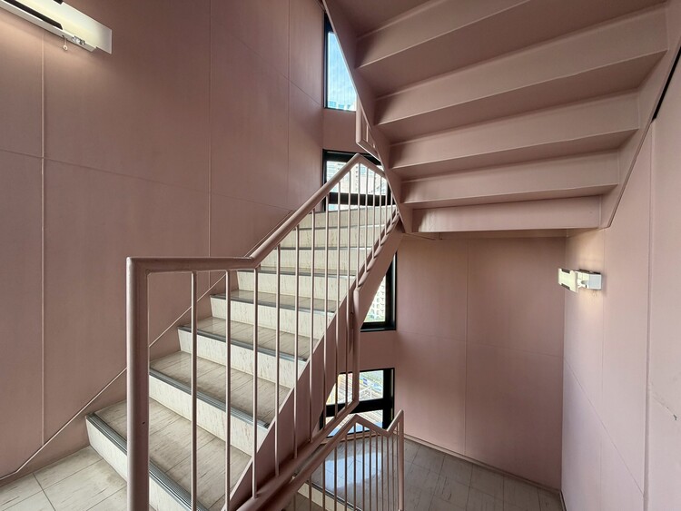 その他 共用部の階段です。明るく清潔に管理されています。