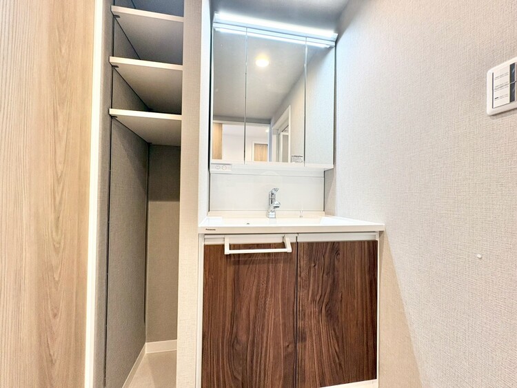 その他 清潔感を感じられる洗面化粧台。