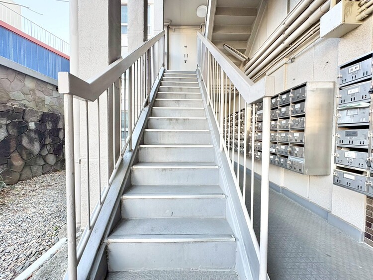 その他 共用部の階段です。明るく清潔に管理されています。
