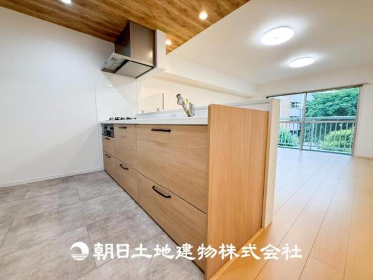 キッチン 【キッチン】住宅の主役でもあり、日常生活を過ごす上で重要な水回りでもあるからこそ機能性・デザイン性に拘りました。お掃除のしやすいシステムキッチンを設置しました。