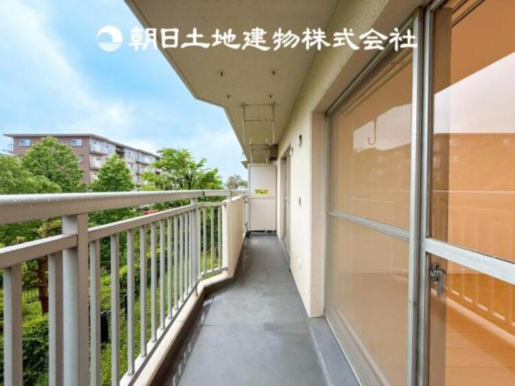 バルコニー 【バルコニー】温かい太陽を感じる事ができるのは、目の前に遮るものが無いから。彼方に広がる風景が絵画のように広がります。