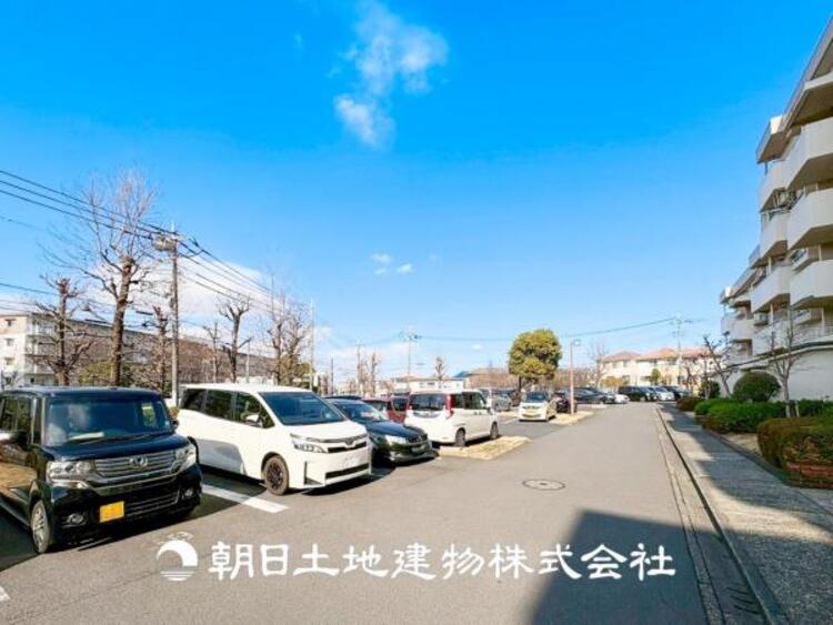 駐車場 【駐車場】ゆったりとした駐車スペースを確保いたしましたので、大きめのお車でも駐車可能です。