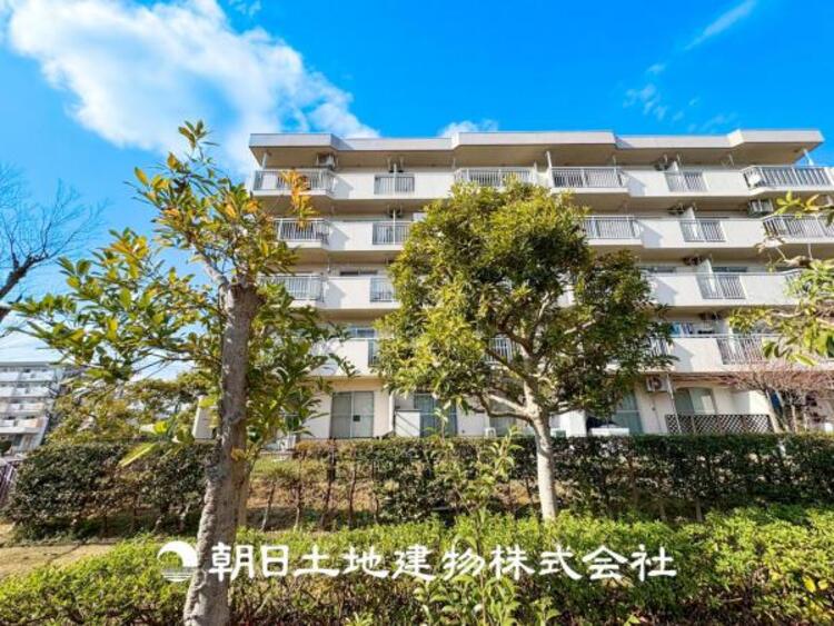 外観 【外観写真】目の前に手を伸ばせば、触ることが出来そうな環境が、そのままインテリアになったような印象です。その豊かな眺望にふさわしい空間には、通風・採光にも優れ、心地よい光と風があふれています。