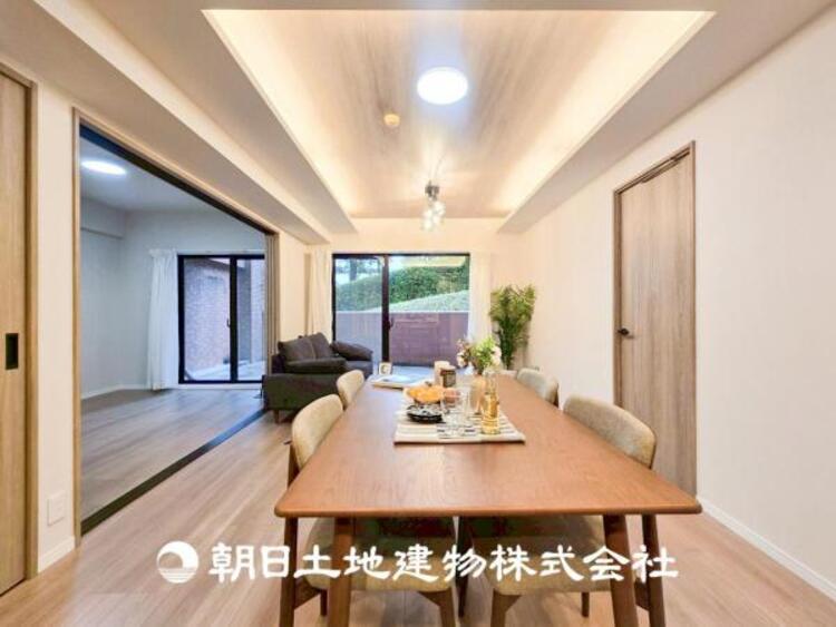 居間 【ダイニング】温かい色合いのフローリングと清々しい爽やかなクロスが明るい空間を創り出しているダイニングキッチン。