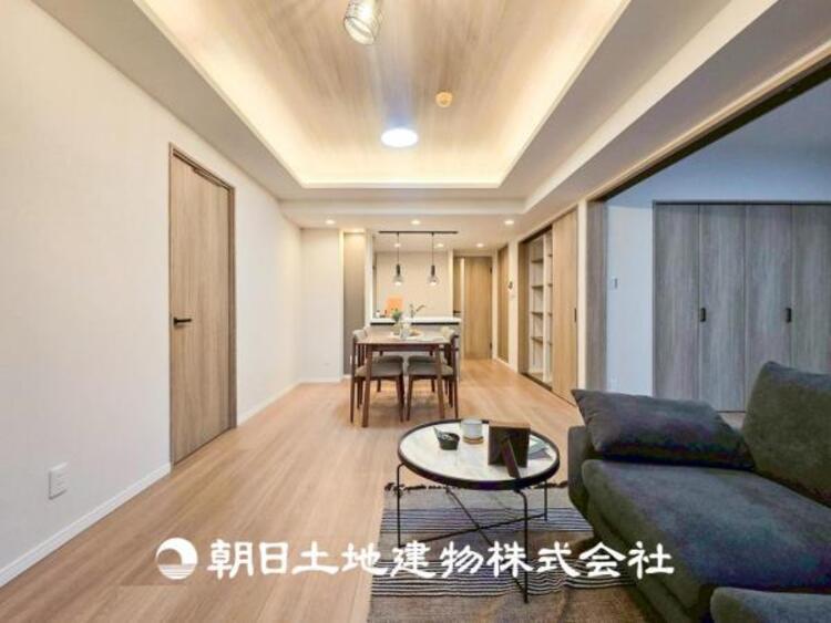 居間 【リビング】リビングにはみんなが集い、食事や楽しい会話が始まる。話に夢中になりすぎて、ついつい時を忘れてしまう。そんな束の間の幸せを感じさせてくれる場所。