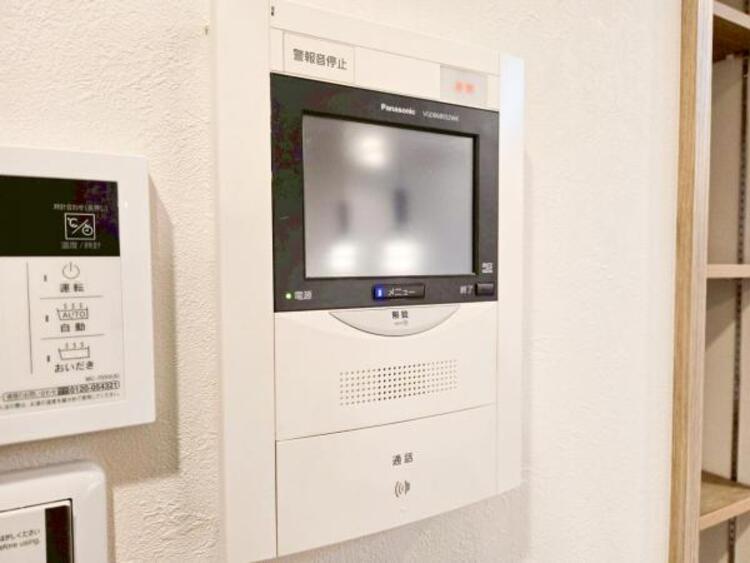 設備 【モニター付きインターホン】訪問者の確認が出来るので、セキュリティ対策にも最適のモニター付きインターホン。