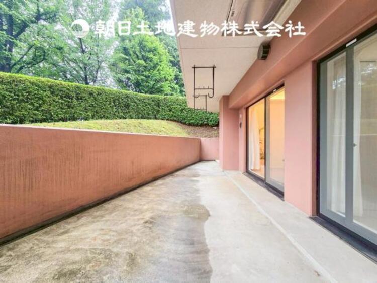 バルコニー 【バルコニー】温かい太陽を感じる事ができるのは、目の前に遮るものが無いから。彼方に広がる風景が絵画のように広がります。