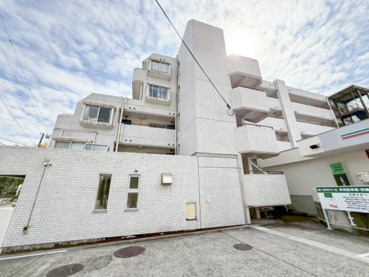 外観 緑に恵まれたエリアで、自然に包まれた穏やかな暮らしを実現！！緑の潤いを感じながらホッと生活できそう。四季の移り変わりを感じられる贅沢な空間で、暮らしの夢を育む、あらたな住生活をスタートしてみませんか？ 