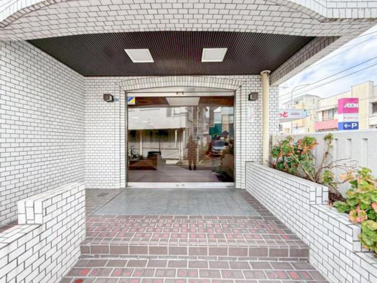 エントランス 【エントランス】重厚感の溢れるエントランスはマンションの顔！帰宅時、来客時に誇れる空間を演出します！ 