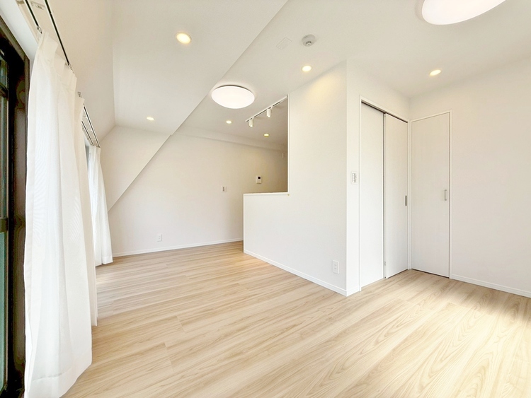 居間 居心地の良い空気感は、暮らしのステージを彩り、心からのやすらぎと満足感を与えてくれます。