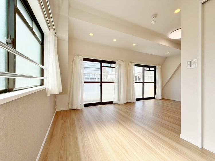 居間 飾り過ぎないシンプルな内装と偏り過ぎないデザインで統一しました。