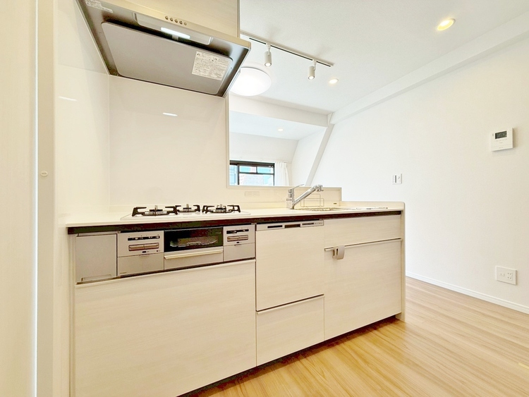 キッチン スマートな意匠と充実の機能を備えたキッチンが、暮らしにおいしい彩りを添えます。