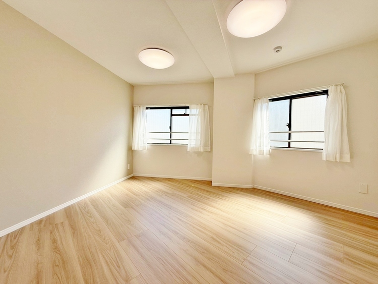 寝室 ベッドも十分に設置するスペースがあります。