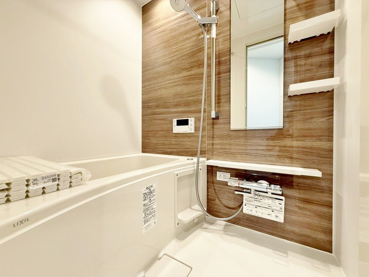 風呂 一日の疲れを癒すバスルームは、心地よいリラックスを叶える清潔感溢れる空間です。