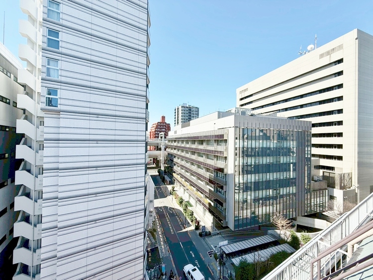 バルコニー 窓を開けると広がる青空。心をリフレッシュして日々を過ごしていきましょう。