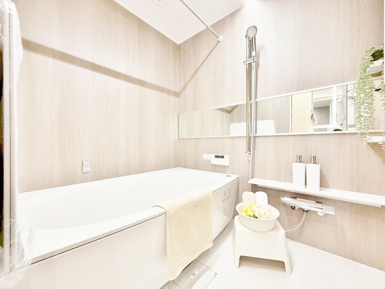 風呂 一日の疲れを癒すバスルームは、心地よいリラックスを叶える清潔感溢れる空間です。