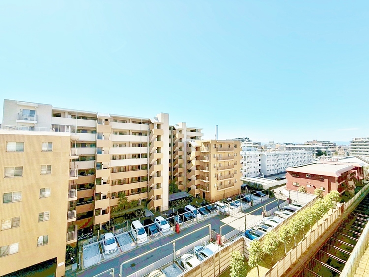 バルコニー 窓を開けると広がる青空。心をリフレッシュして日々を過ごしていきましょう。