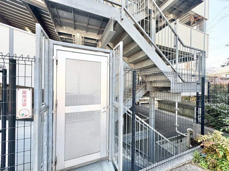 その他 共用部の階段です。明るく清潔に管理されています。