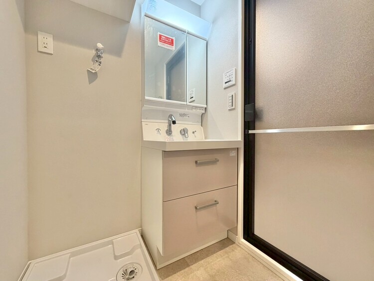 その他 清潔感を感じられる洗面化粧台。