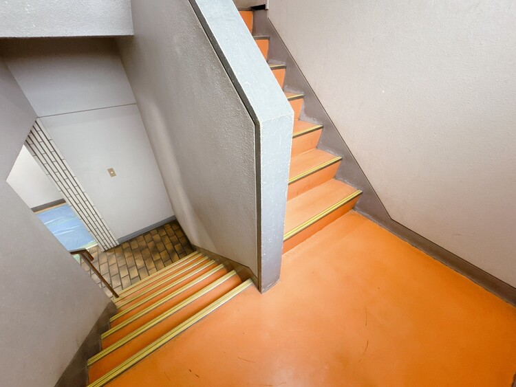 その他 共用部の階段です。明るく清潔に管理されています。
