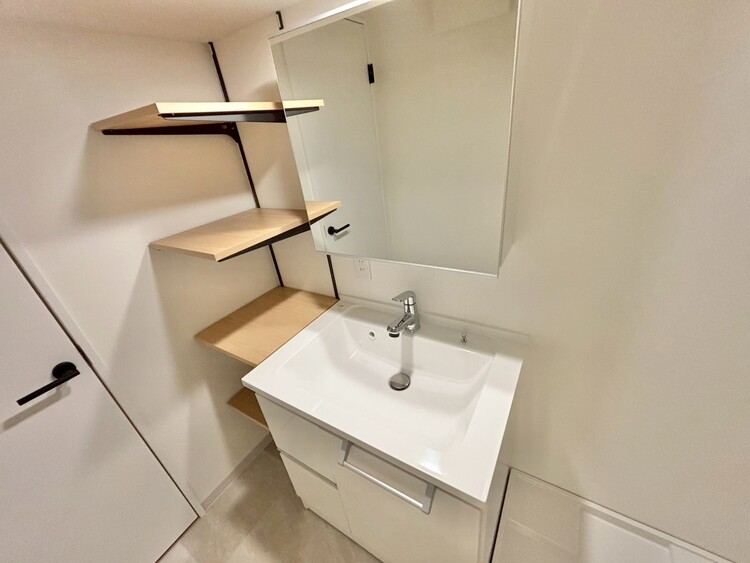 その他 清潔感を感じられる洗面化粧台。