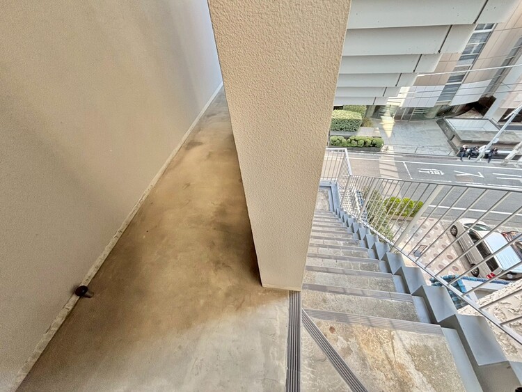 その他 共用部の階段です。明るく清潔に管理されています。