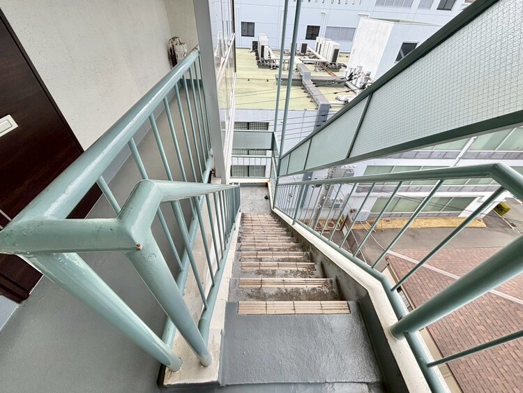 その他 共用部の階段です。明るく清潔に管理されています。